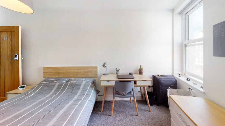 Click the photo for more details of Room 13, Hotwell Road, BS8 4SA