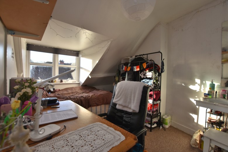 Click the photo for more details of Room 8, Chapel Green Lane, Redland, BS6 6UA