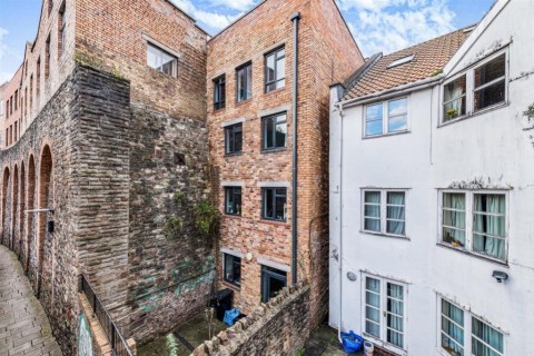Click the photo for more details of Room 7, Johnny Ball Lane, Bristol, BS2 8DW